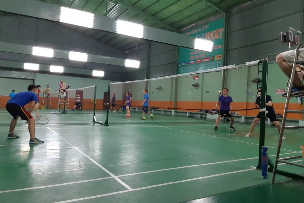 Nhóm bạn bè tương tác trực tiếp và cùng nhau trải nghiệm các trò chơi trí tuệ chiến thuật