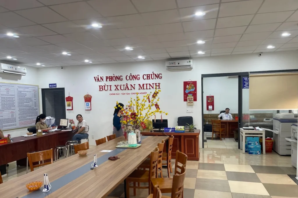 Không gian đón tiếp rộng rãi và khẩu hiệu làm việc tại Văn phòng công chứng Bùi Xuân Minh