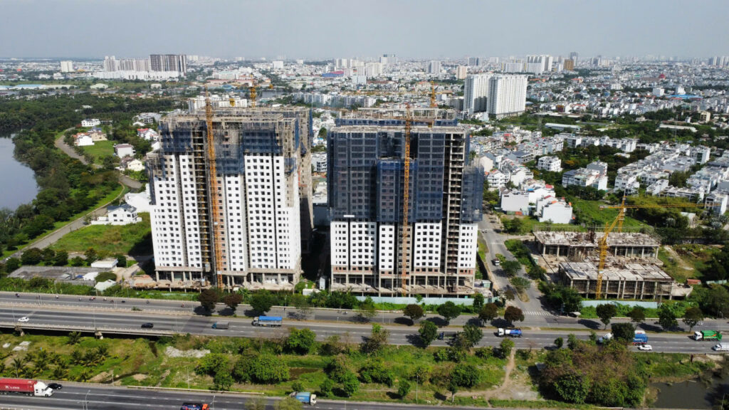 Hệ thống hồ bơi và công viên ven sông tại review Dream Home Riverside Quận 8