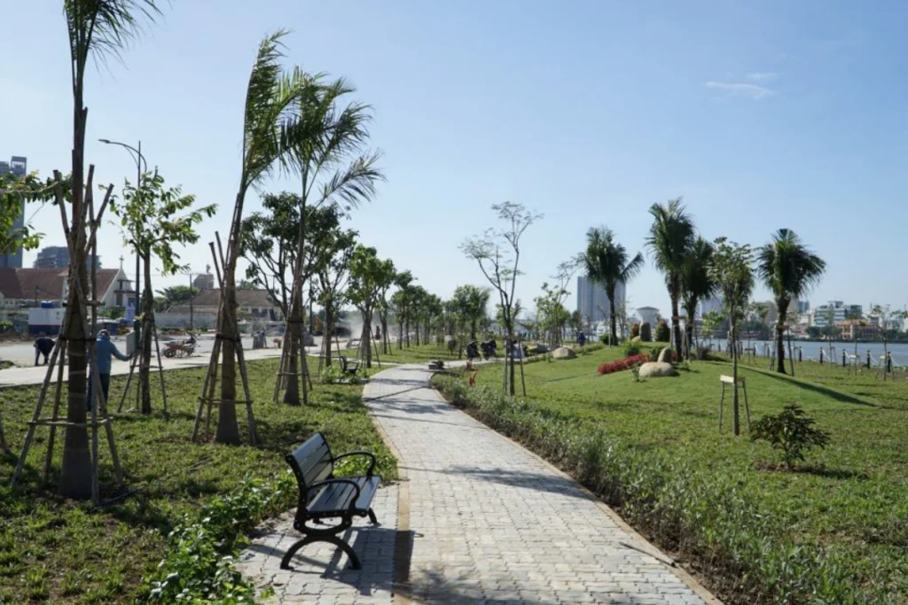 Công viên ven sông lý tưởng vào buổi chiều tà