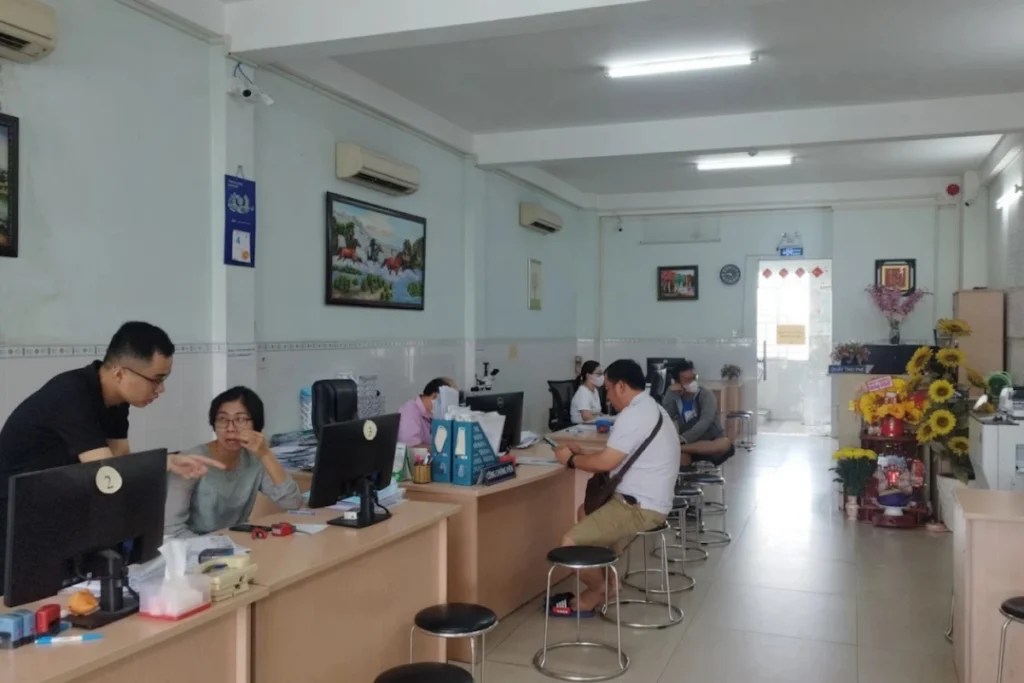 Công chứng viên trực tiếp tư vấn, giải thích các điều khoản hợp đồng cho người dân trước khi ký tên và lăn tay