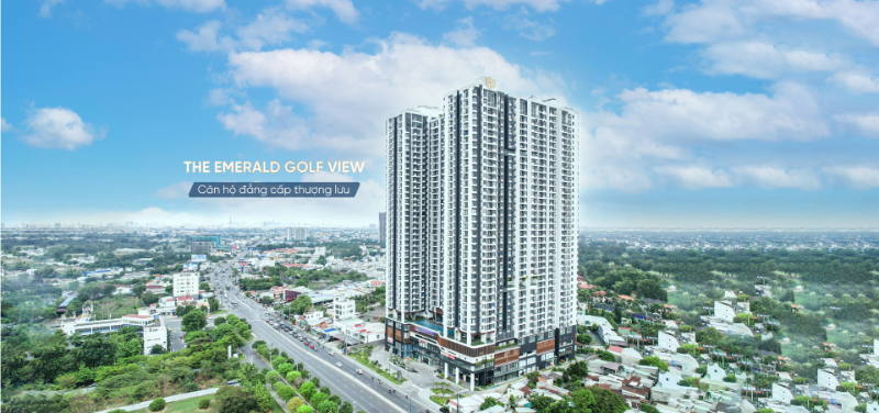 Chung cư Bình Dương gần Metro: Top 4 dự án đáng mua cho người đi làm HCM chi tiết nhất Hình ảnh thực tế từ flycam tòa tháp căn hộ cao cấp The Emerald Golf View Bình Dương cao sừng sững ngay mặt tiền đại lộ, tầm nhìn ôm trọn mảng xanh sân golf kế bên.