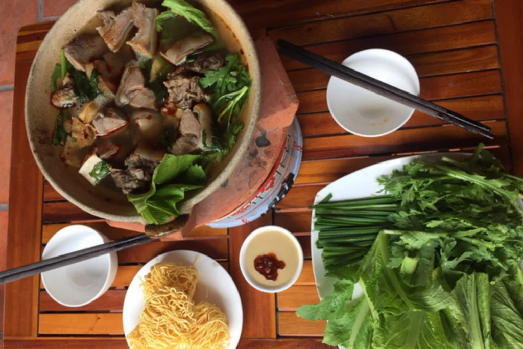 Các món ăn hấp dẫn được trình bày đẹp mắt tại không gian nhà hàng