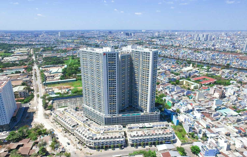 Chung cư Quận 7 hay Quận 8 nên mua loại nào cho nhu cầu ở thực? Hình ảnh từ trên cao của một tổ hợp chung cư kết hợp shophouse thấp tầng bên cạnh khu dân cư hiện hữu và kênh rạch tại Quận 8, hỗ trợ lựa chọn chung cư quận 7 hay quận 8 nên mua loại nào