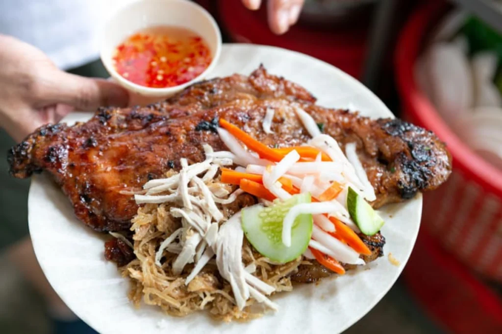 Đĩa cơm tấm sườn nướng hấp dẫn