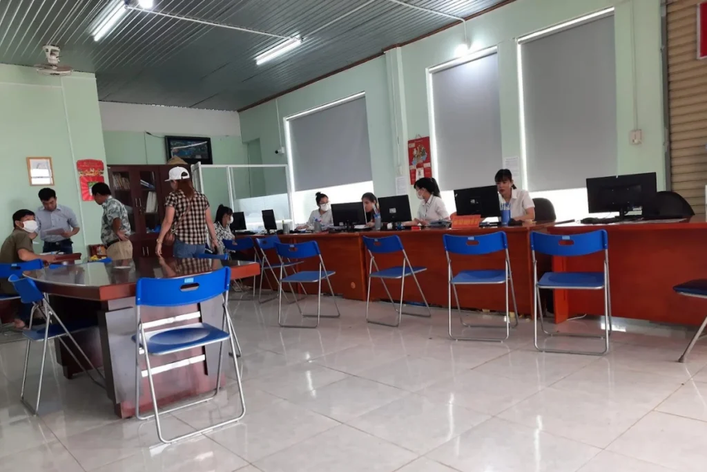 Khu vực quầy tiếp nhận hồ sơ và tư vấn pháp lý cho người dân tại văn phòng công chứng