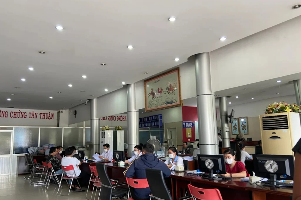 Người dân đến thực hiện các thủ tục hành chính và tư pháp tại Văn phòng công chứng Tân Thuận