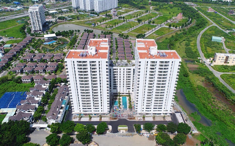 Khuôn viên cảnh quan xanh mát nội khu trong bài review Hausneo TPHCM