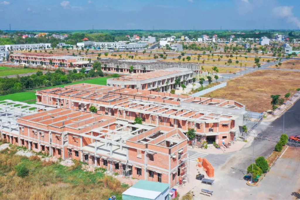 Toàn cảnh từ trên cao một góc dự án Rich Home Kim Oanh đang trong quá trình xây dựng trước đây với các dãy nhà phố khung bê tông cốt thép