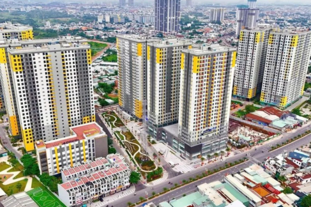 Tổ hợp các tòa nhà chung cư cao tầng hiện đại được phối màu trắng, xám và vàng nổi bật