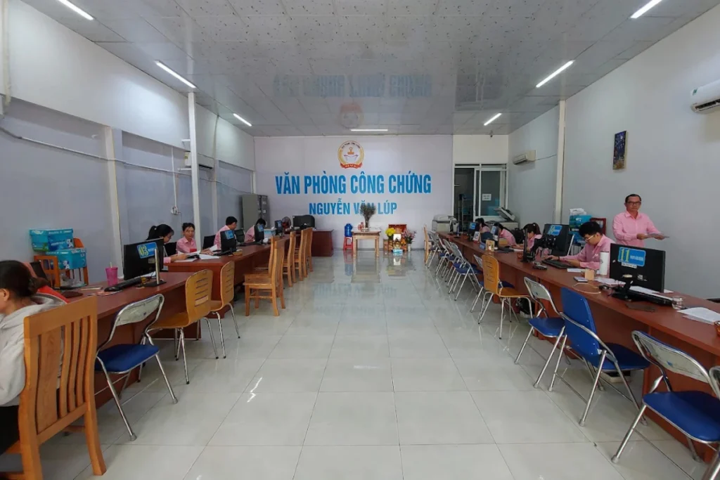 Khách hàng đến thực hiện thủ tục và giao dịch tại không gian làm việc của Văn phòng công chứng Nguyễn Văn Lúp