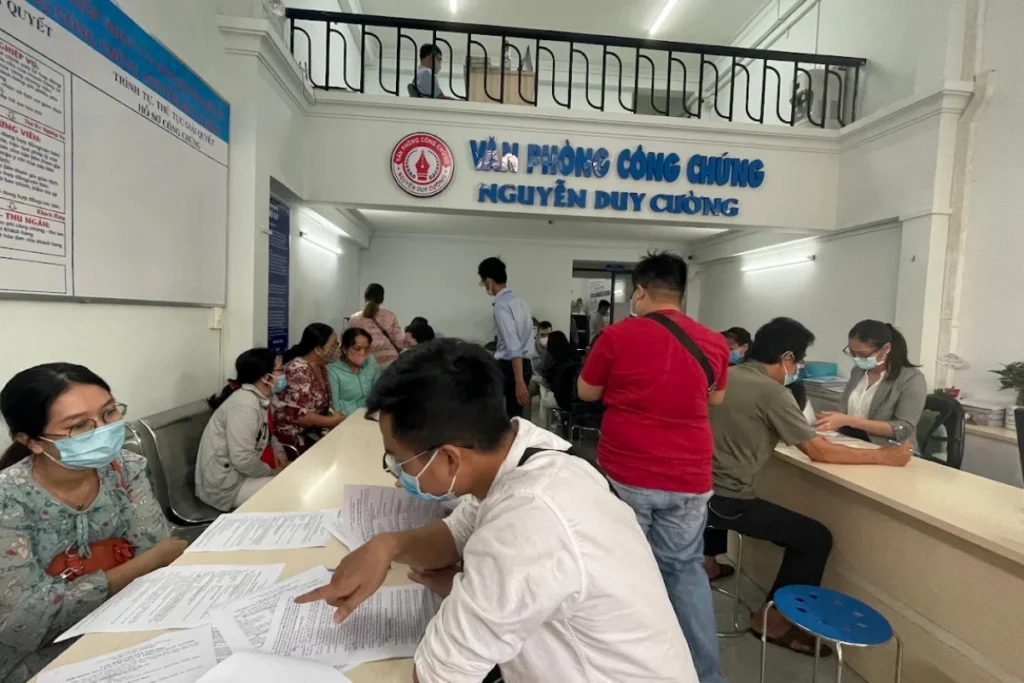 Khách hàng ngồi rà soát và hoàn thiện hồ sơ giấy tờ tại Văn phòng công chứng Nguyễn Duy Cường