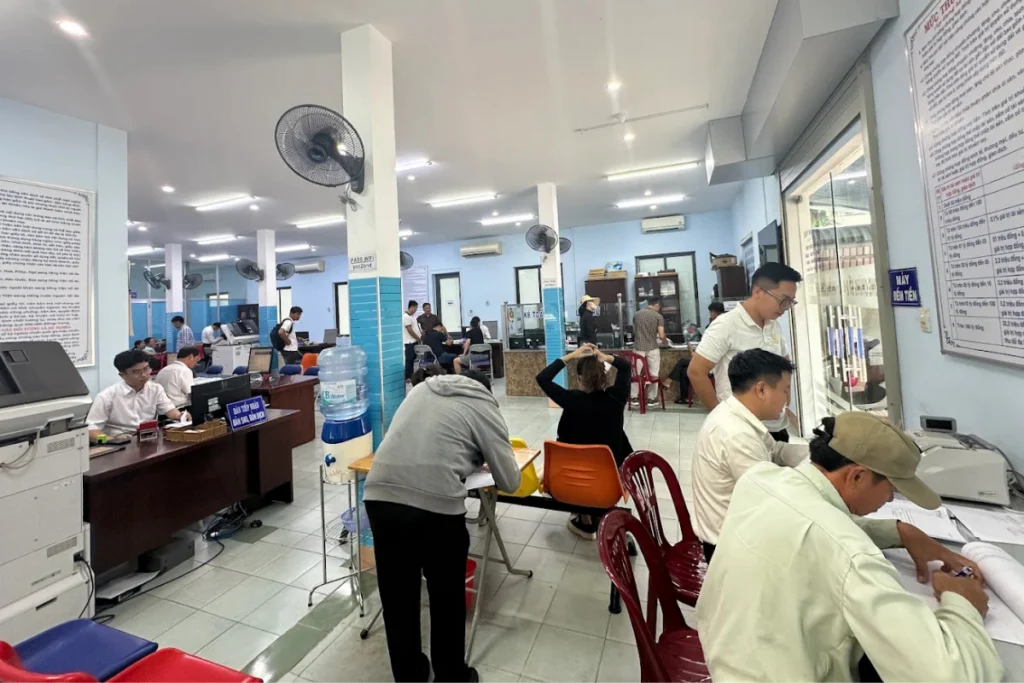 Không gian làm việc bên trong văn phòng công chứng với bảng niêm yết thủ tục và mức phí công khai