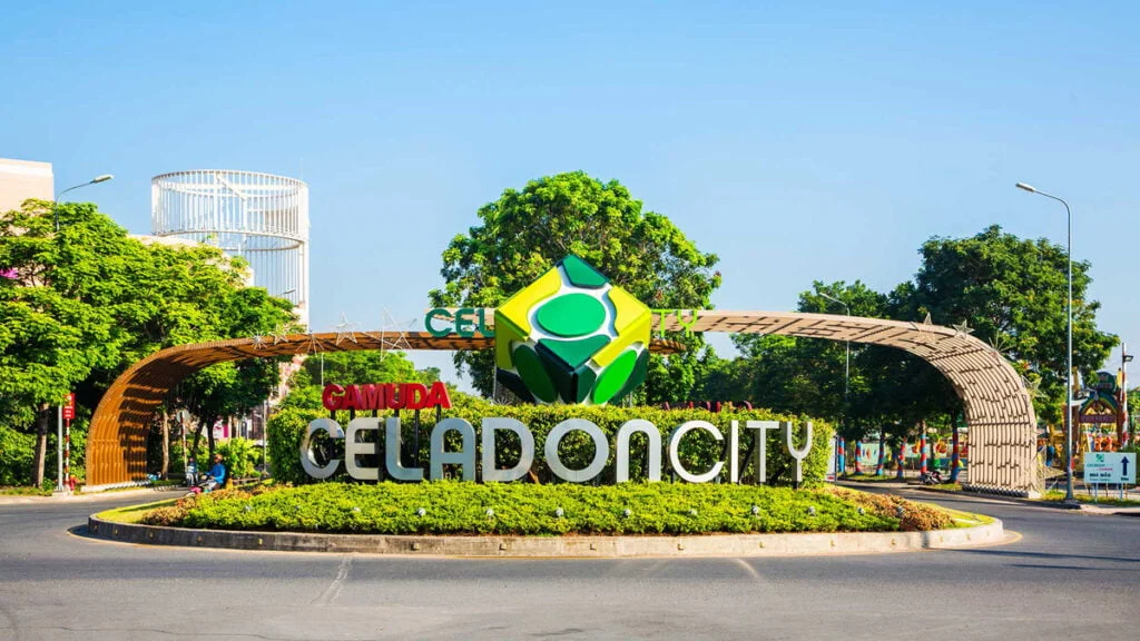 Hồ bơi resort tại Celadon City
