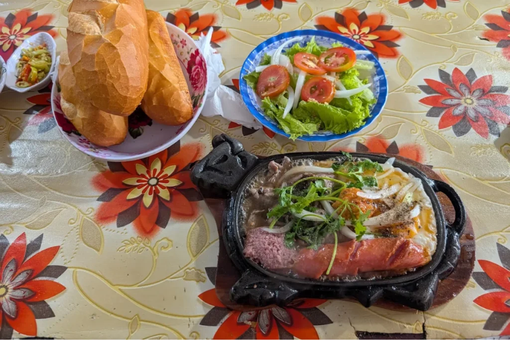 Chảo bò né nóng hổi ăn kèm bánh mì giòn tan