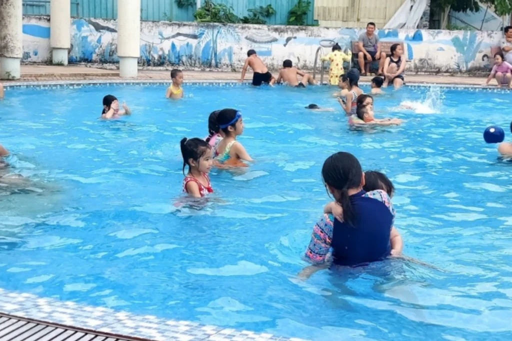 Hồ bơi ngày hè