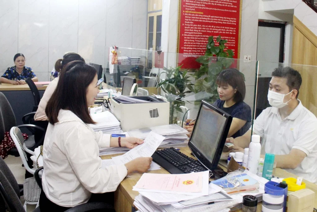 Chuyên viên tư vấn và tiến hành rà soát thành phần hồ sơ cho khách hàng