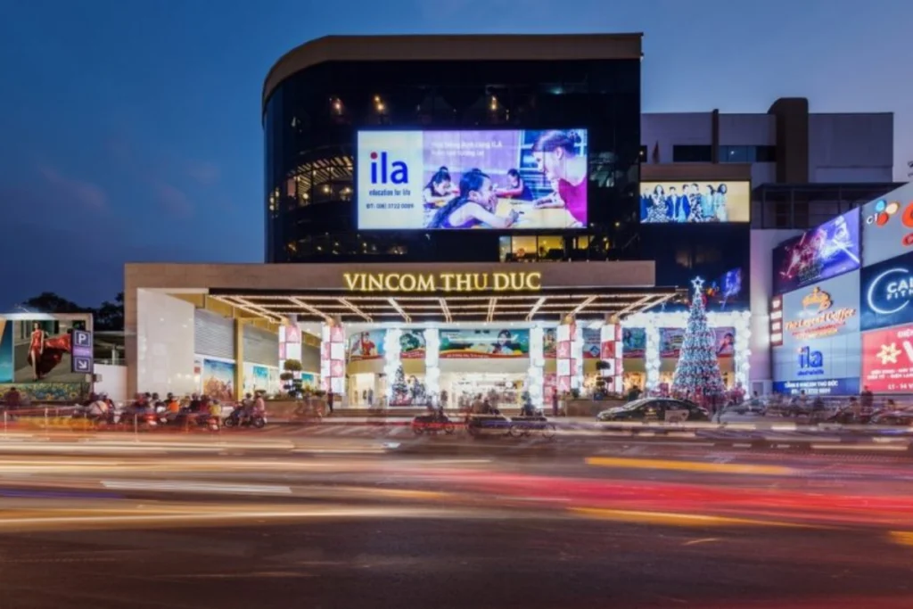 trung tâm thương mại luôn thu hút đông đảo khách hàng