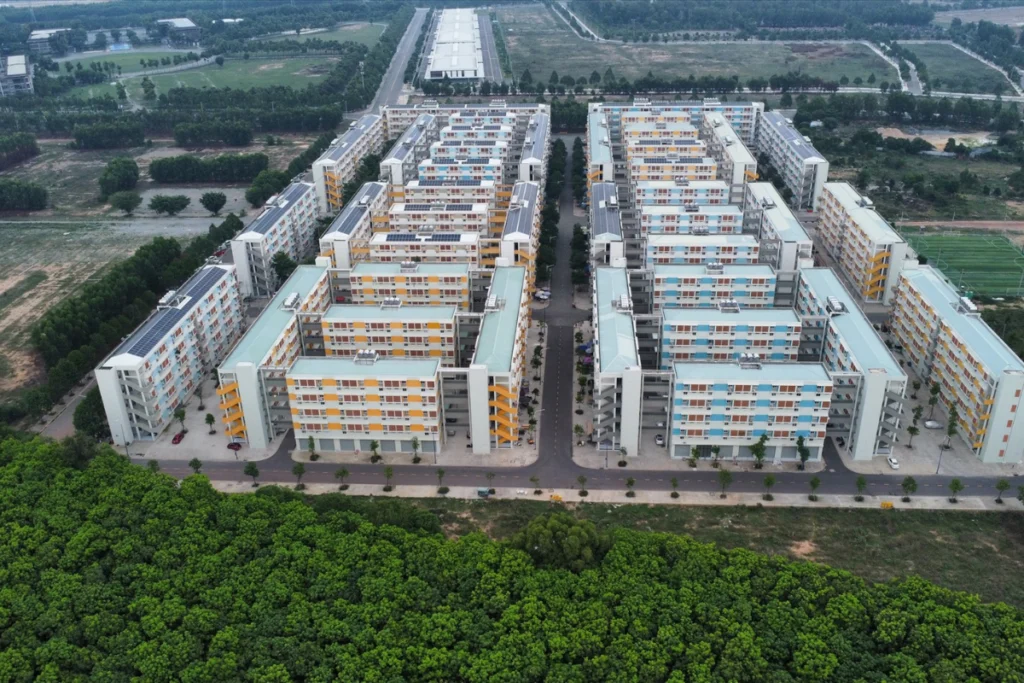 Quy hoạch đồng bộ góc nhìn tổng quan từ trên cao của cụm chung cư 5 tầng sơn màu vàng xanh