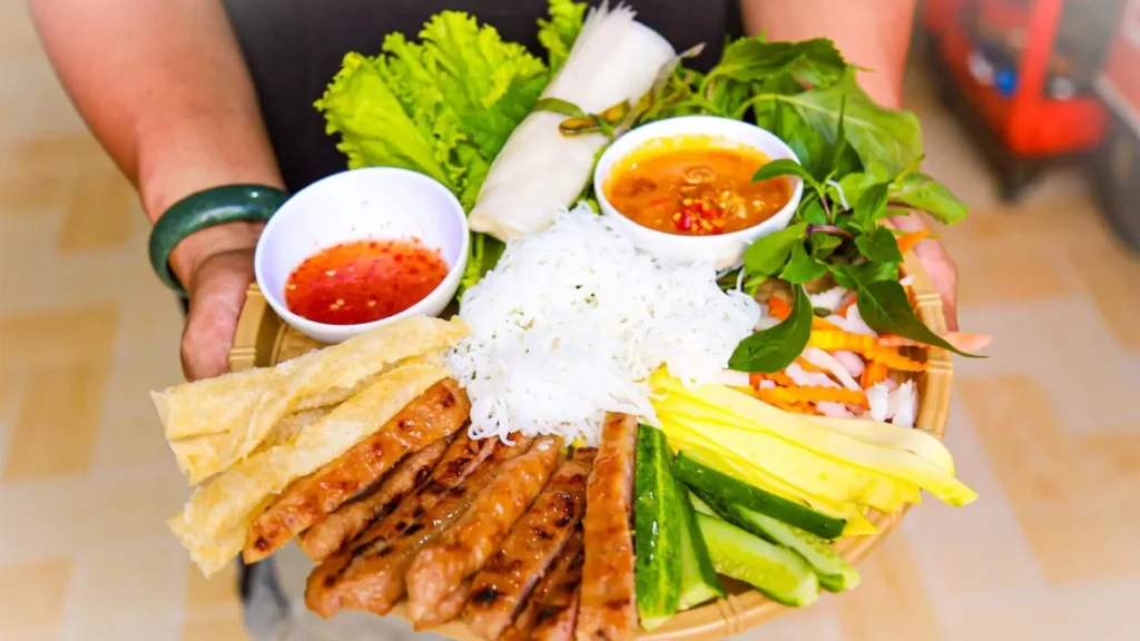 Rau sống ăn kèm nem nướng Ninh Hòa tại Thành Đạt Quán