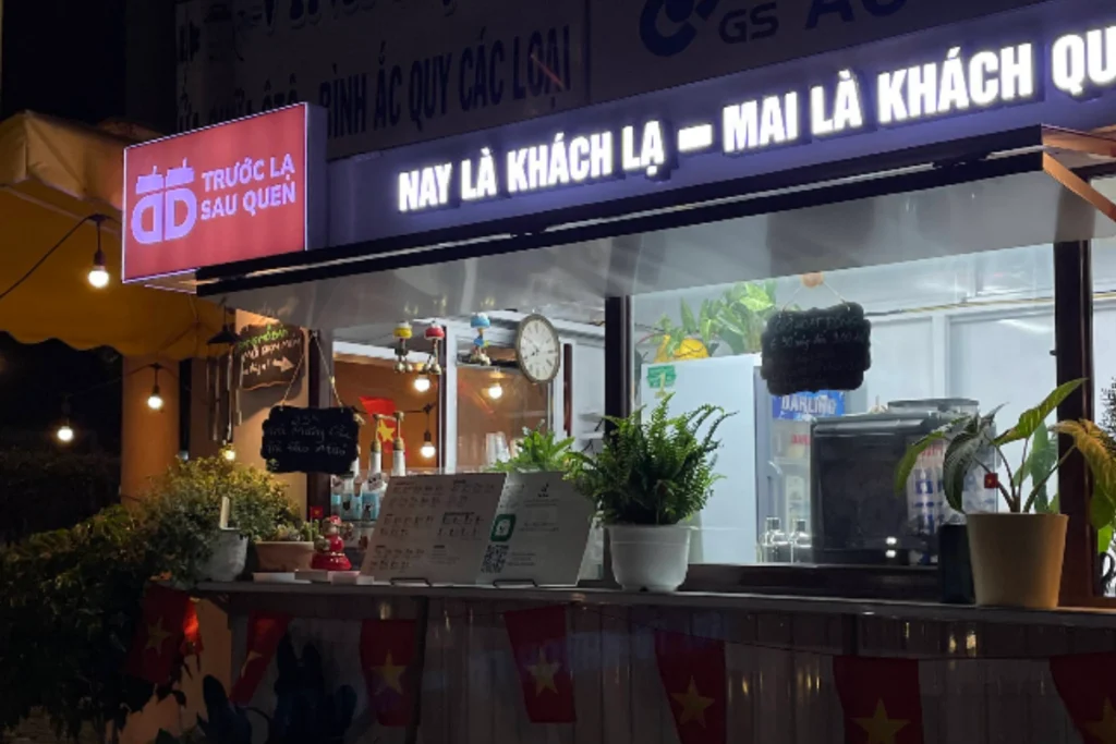 Thiết kế mộc mạc của Café Trước Lạ Sau Quen