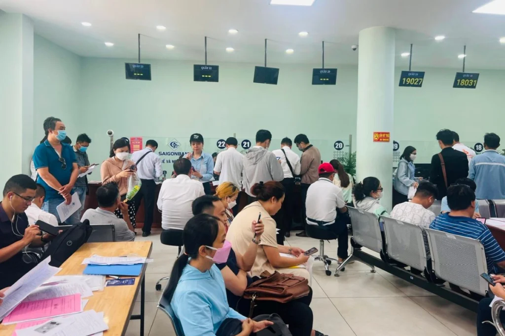 Người dân xếp hàng chờ làm thủ tục tại quầy giao dịch hành chính công chứng