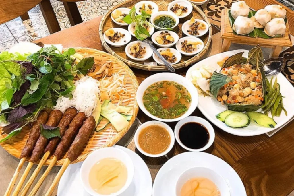 Niêu cơm đập nắp truyền thống dùng kèm với nồi lẩu cua đồng béo ngậy
