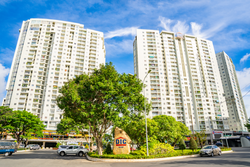 Phân tích thực tế việc mua chung cư Vũng Tàu để cho thuê có lời không Mặt tiền khối đế và các block căn hộ Dic Phoenix Vũng Tàu dưới bầu trời xanh
