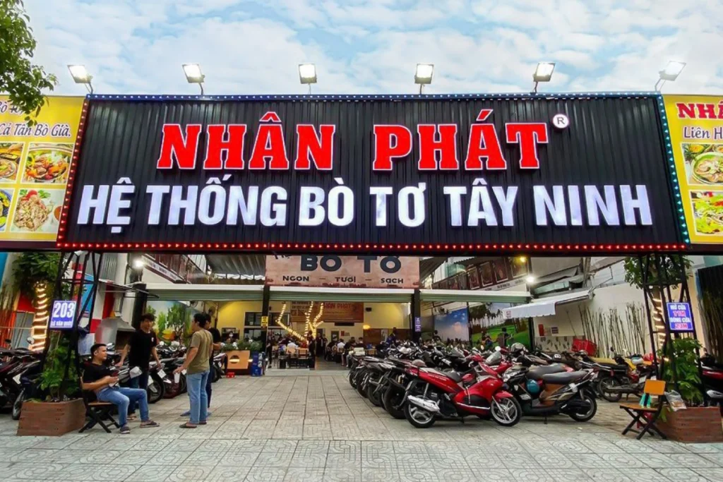 Các quán ăn bò tơ thu hút giới trẻ tụ tập về đêm
