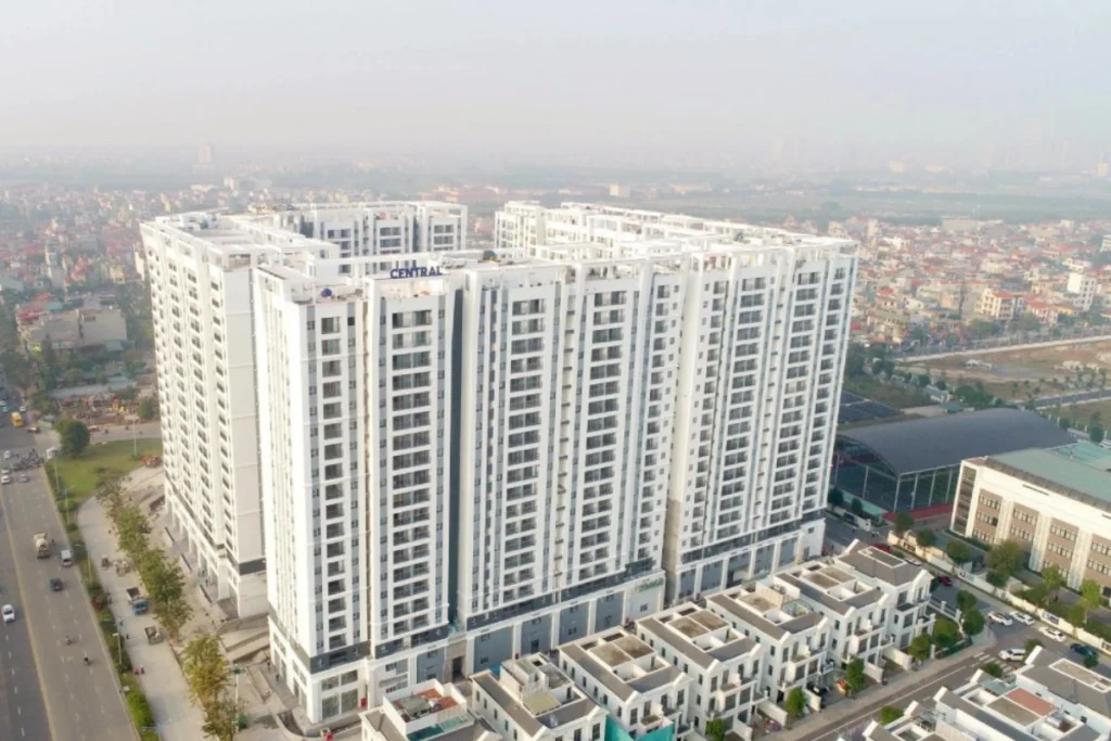 Góc chụp từ trên cao tổ hợp căn hộ chung cư cao tầng màu trắng thiết kế vuông vức, có chữ CENTRAL nổi bật trên mái