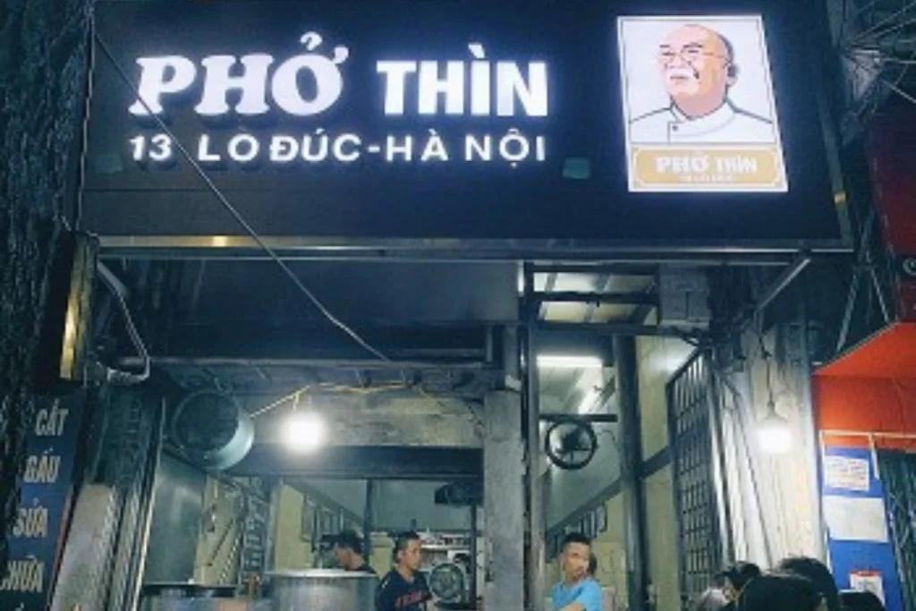Tô phở tái lăn ngập tràn hành lá mang đậm tinh túy ẩm thực của thủ đô