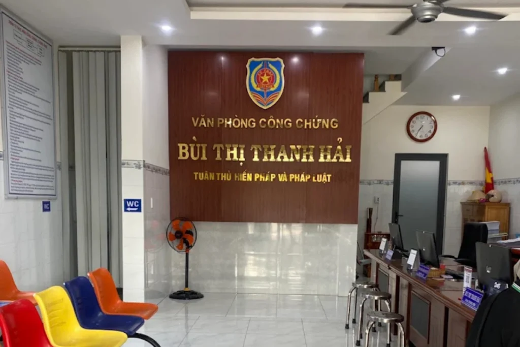 Không gian đón tiếp và vách biển hiệu chính thức tại Văn phòng công chứng Bùi Thị Thanh Hải
