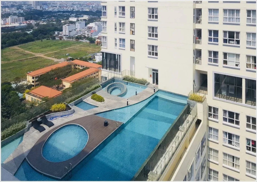 Tiện ích hồ bơi tràn bờ trên cao hiện đại của dự án review The Golden Star Quận 7