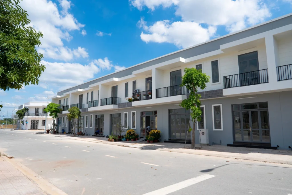 Dãy nhà phố liền kề 1 trệt 1 lầu đã hoàn thiện hoàn toàn tại dự án Rich Home Kim Oanh, sơn màu trắng xám hiện đại