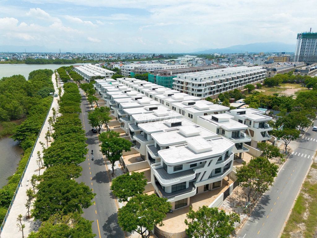 Hệ thống tiện ích nội khu hồ bơi và vườn xanh tại Elysia Complex City Đà Nẵng