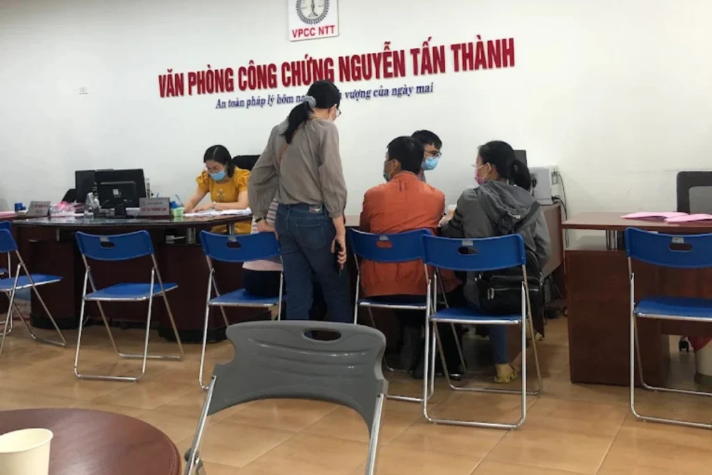 Khách hàng đang thực hiện các bước tư vấn và ký kết hồ sơ tại Văn phòng công chứng Nguyễn Tấn Thành (nay là VPCC Nhà Bè)