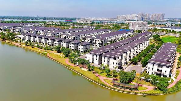 Tiện ích hồ bơi sinh thái khi review Aqua City Đồng Nai