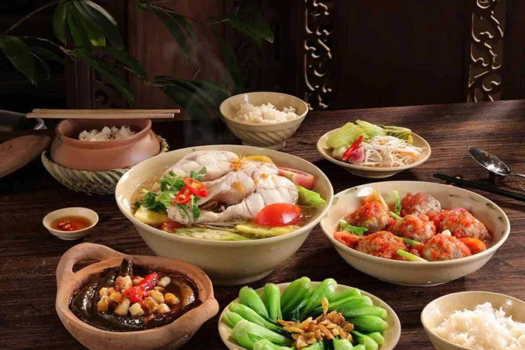 Thố cơm niêu nóng hổi cùng các món ăn kèm hấp dẫn