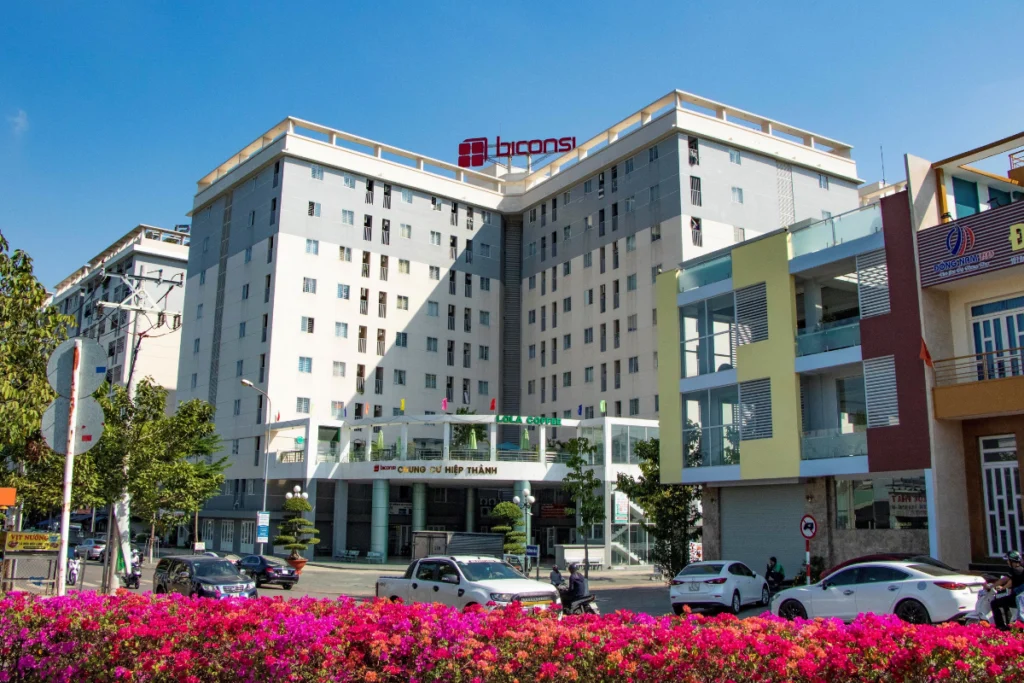 Góc nhìn từ trên cao các block chung cư Hiệp Thành với thiết kế đối xứng, sơn màu kem kết hợp các dải màu xám hiện đại
