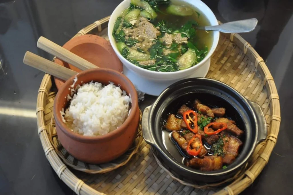 Thố cơm nóng hổi đầy đặn thức ăn đáp ứng nhu cầu bữa trưa nhanh gọn chất lượng