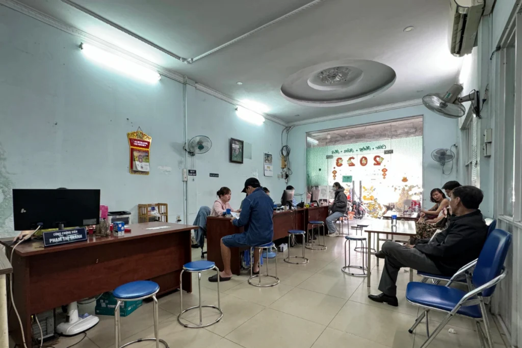 Người dân thực hiện các thủ tục xác thực giấy tờ và ký kết hợp đồng tại văn phòng