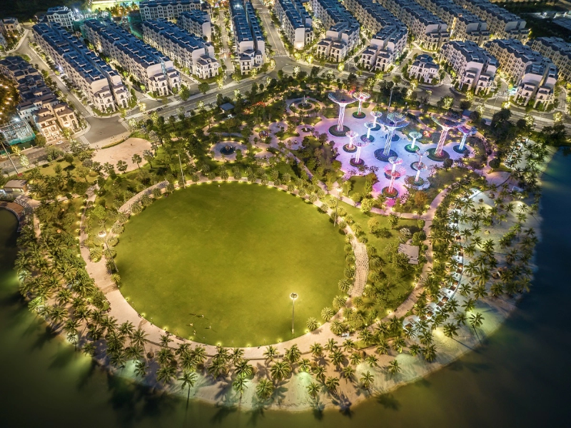 Công viên ánh sáng ban đêm tại Vinhomes Grand Park phục vụ bài viết so sánh tỷ suất cho thuê chung cư HCM và Bình Dương