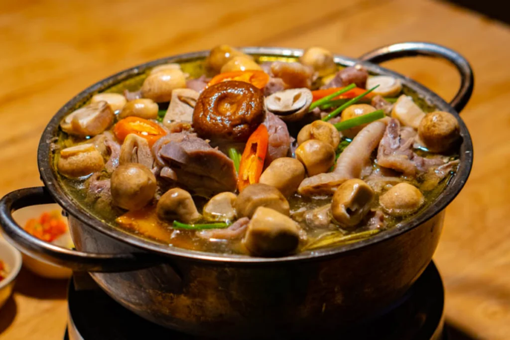 Nồi lẩu gà nòi bốc khói nghi ngút mang lại bữa ăn quây quần vô cùng ấm cúng
