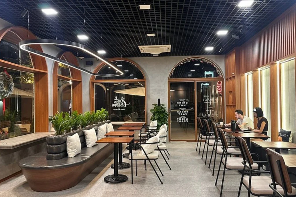 Không gian thoáng đãng là vị trí yêu thích của giới trẻ đến tụ tập bạn bè