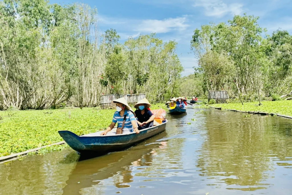 Đi xuồng máy qua hệ sinh thái rừng ngập mặn