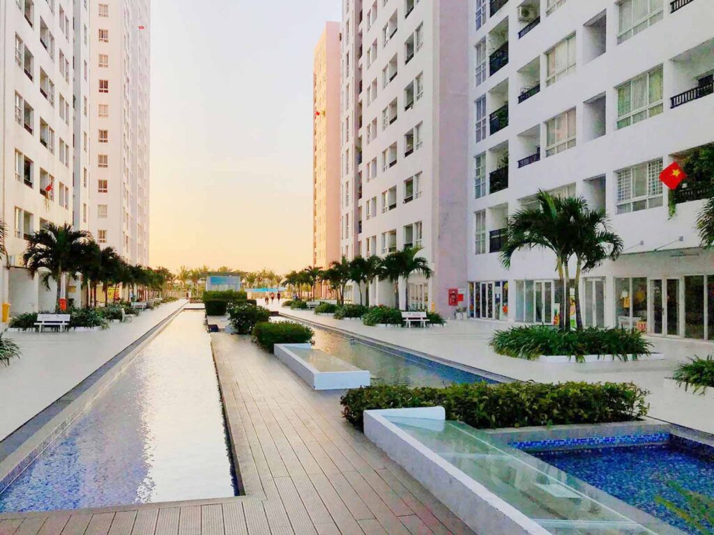 Không gian hồ bơi rộng lớn tại review 4s linh đông thủ đức