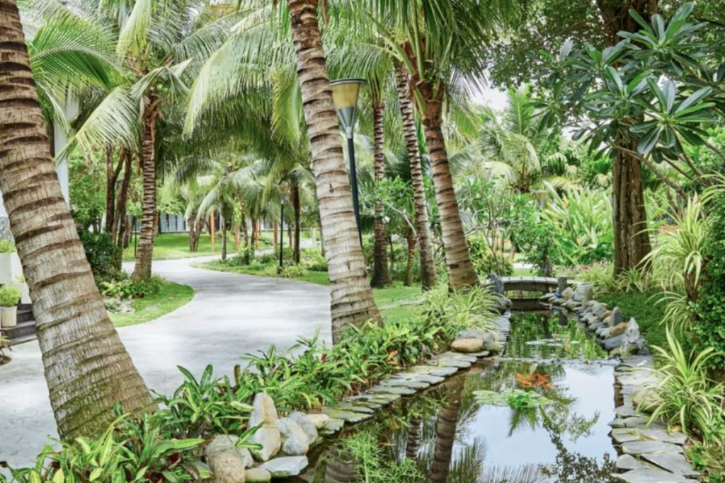 Bàn tiệc mộc mạc với các đặc sản đồng quê mang lại hương vị khó quên