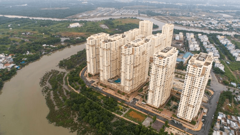 Toàn cảnh không gian xanh ven sông tại review era town quận 7