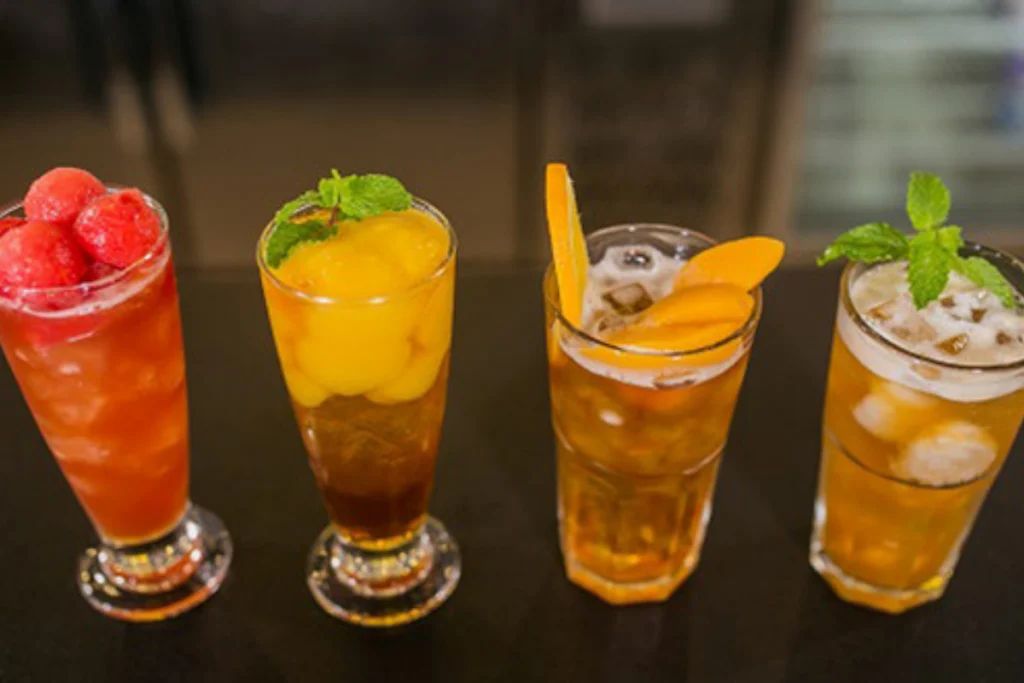 Menu đa dạng từ cà phê đến các loại trà trái cây