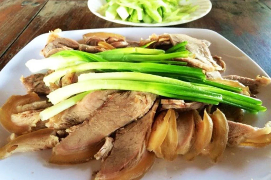 Bò tơ nhúng dấm với phần thịt tươi sống chất lượng